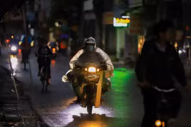 Người dân chật vật di chuyển trong mưa rét ngày đầu tuần, nhiều đường tắc cục bộ
