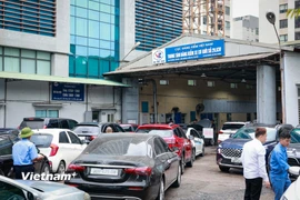 Phương tiện xếp hàng chờ đến lượt vào đăng kiểm tại Hà Nội. (Ảnh: Hoài Nam/Vietnam+)