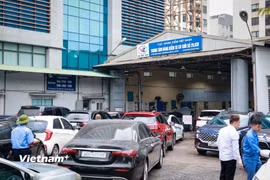 Phương tiện xếp hàng chờ đến lượt vào đăng kiểm tại Hà Nội. (Ảnh: Hoài Nam/Vietnam+)