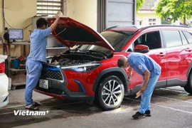 Nhân viên đăng kiểm thực hiện quy trình kiểm định xe cơ giới. (Ảnh: Hoài Nam/Vietnam+)