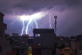 Người dân cần chủ động các giải pháp phòng ngừa tai nạn, sự cố cháy nổ trong mùa mưa bão. (Ảnh: PV/Vietnam+)