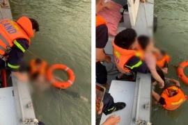 Lực lượng Cảnh sát phòng cháy chữa cháy và cứu nạn cứu hộ kịp thời cứu sống nạn nhân. (Ảnh: Công an thành phố Hà Nội)