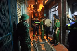 Đám cháy xảy ra tại một nhà dân nằm sâu trong ngõ 32 Lạc Long Quân (Tây Hồ, Hà Nội), không có thiệt hại về người. (Ảnh: Hoài Nam/Vietnam+)