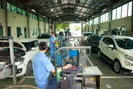 Xếp hàng nườm nượp tại các trung tâm đăng kiểm ở Hà Nội từ đầu tháng Bảy