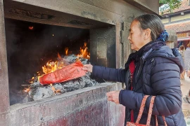 Người dân cần đốt vàng mã đúng nơi quy định để giảm thiểu rủi ro về phòng cháy, chữa cháy. (Ảnh: Hoài Nam/Vietnam+)