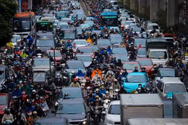 Hà Nội: Người dân chật vật di chuyển dưới trời mưa rét đầu giờ sáng