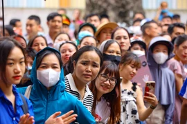 Phụ huynh hồi hộp ngóng các sỹ tử trong kỳ thi vào 10 ở Hà Nội 