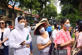 Phụ huynh 'nín thở' chờ tin con trong ngày thi tốt nghiệp THPT thứ hai