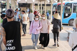 Người dân hối hả rời Thủ đô, về quê sớm dịp nghỉ lễ 30/4-1/5