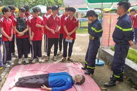 Công an Hà Nội hướng dẫn học sinh tìm hiểu và thực hành kỹ năng phòng cháy chữa cháy và cứu nạn cứu hộ. (Ảnh: Hoài Nam/Vietnam+)
