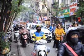 Nhịp sống hối hả ở Thủ đô Hà Nội khi Tết Nguyên đán 2024 cận kề