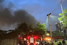 Hiện trường xảy ra vụ cháy tại Cầu Giấy tối 26/6. (Ảnh: PV/Vietnam+)