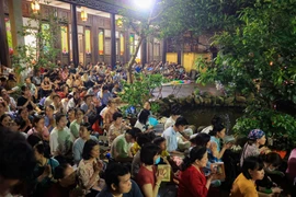 Hà Nội: Người dân ngồi kín sân chùa Phúc Khánh trong lễ Vu Lan báo hiếu