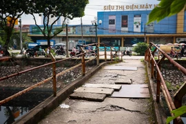 Cầu xuống cấp nghiêm trọng tại sông Kim Ngưu (Ảnh: Hoài Nam/Vietnam+)