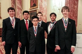 Đội tuyển Olympic Toán học Thế giới của Mỹ. (Nguồn: maa.org)