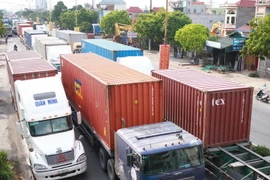 Các xe container, xe tải bị ùn tắc trên Quốc lộ 5 đoạn qua Hải Phòng. (Ảnh: Lâm Khánh/TTXVN)