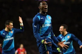 Danny Welbeck được đưa "lên mây" sau khi hạ Manchester United