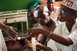 Một người bị thương trong vụ tấn công ở Bujumbura. (Nguồn: AFP)