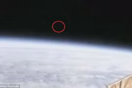 Chấm sáng nhỏ xíu trong đoạn phim quay từ trạm ISS do NASA công bố.