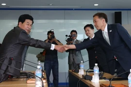 Trưởng đoàn đàm phán Hàn Quốc và Trưởng đoàn Triều Tiên. (Nguồn: AFP/TTXVN) 