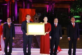 Phó Chủ tịch Quốc hội Nguyễn Thị Kim Ngân đã trao Nghị quyết của Ủy ban Thường vụ Quốc hội về việc thành lập thị xã Phổ Yên cho lãnh đạo Thị xã Phổ Yên. ( Ảnh: Thu Hằng/TTXVN)