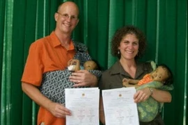 Quyết định khó khăn của người cha trước hai con nuôi người Việt