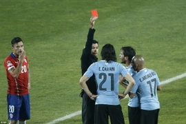Edinson Cavani bị truất quyền thi đấu. (Nguồn: AP)