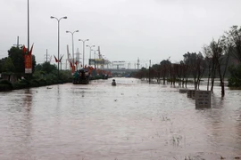 Mưa lớn gây ngập úng tại Hạ Long, Quảng Ninh. (Ảnh: Minh Quyết/TTXVN)