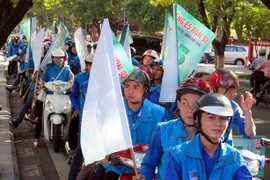 Diễu hành quảng bá lộ trình phân phối xăng E5 Ron 92 tại thành phố Huế. (Ảnh: Quốc Việt​/TTXVN)