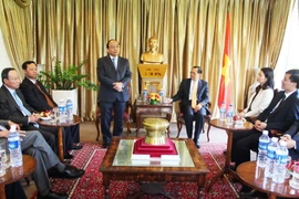 Phó Thủ tướng Nguyễn Xuân Phúc thăm ĐSQ Việt Nam ở Singapore