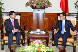 Phó Thủ tướng, Bộ trưởng Ngoại giao Phạm Bình Minh Đại sứ Lào Somphone Sichaleune đến chào từ biệt. (Ảnh: Thống Nhất/TTXVN) 