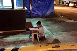 Cậu bé hiếu học thu hút sư chú ý của cộng đồng mạng. (Nguồn: Yahoo.com)