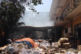 [Video] Cháy lớn gần kho xăng trên đường Nguyễn Tuân ở Hà Nội