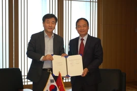 Hai bên ký kết Bản ghi nhớ. (Ảnh: Vũ Toàn-Phạm Duy/Vietnam+)