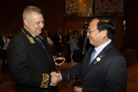 Phó Chủ tịch UBND TP.Hồ Chí Minh Tất Thành Cang chúc mừng kỷ niệm Quốc khánh Liên bang Nga với Tổng Lãnh sự quán Liên Bang Nga tại TP.Hồ Chí Minh Popov Aleksei. (Ảnh: Thanh Vũ/TTXVN)