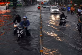 Đường Kinh Dương Vương (quận Bình Tân) ngập sâu hơn nửa mét làm nhiều phương tiện bị chết máy. (Ảnh: Mạnh Linh/TTXVN)