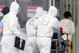 Chuyển một bệnh nhân nhiễm MERS tới bệnh viện ở Seoul hôm 5/6. (Nguồn: Kyodo/TTXVN)