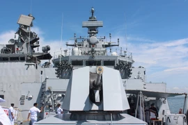 Nhiều tàu chiến hiện đại quy tụ tại căn cứ Hải quân Singapore