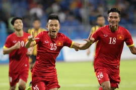 Huy Toàn ghi bàn trên chấm 11m. (Ảnh: Quốc Khánh/TTXVN)