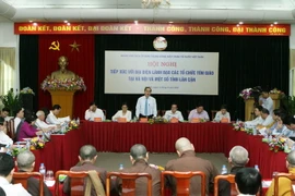 Đoàn Chủ tịch Ủy ban Trung ương MTTQ Việt Nam tiếp xúc đại diện lãnh đạo các tổ chức tôn giáo. (Ảnh: Nguyễn Dân/TTXVN)