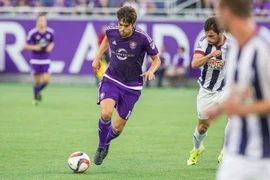 Kaka ghi bàn sau màn solo từ giữ sân. (Nguồn: AP)