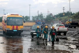Lực lượng chức năng được huy động xuống hiện trường tìm kiếm cứu hộ các nạn nhân. (Ảnh: Nguyễn Hoàng/TTXVN)