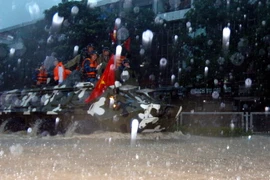 Xe thiết giáp được huy động đến những điểm ngập lụt sâu để cứu hộ. (Ảnh: Văn Đức/TTXVN)