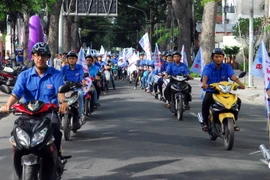 Diễu hành tuyên truyền về an toàn giao thông trên các tuyến phố. (Ảnh: Mạnh Linh/TTXVN)