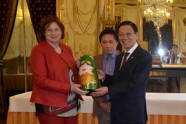 Chủ tịch Ủy ban Nhân dân Hà Nội Nguyễn Thế Thảo và Thị trưởng thành phố Geneva, bà Esther Alder. (Ảnh: Tố Uyên/TTXVN)