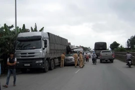 Xe khách bất ngờ đâm vào đuôi xe tải, khiến 6 người bị thương