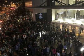 Một người đàn ông ôm con sơ tán. (Nguồn: AP)