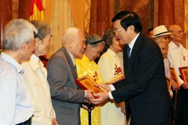 Chủ tịch nước Trương Tấn Sang tặng quà lưu niệm cho các chiến sĩ cách mạng. (Ảnh: Nguyễn Khang/TTXVN)