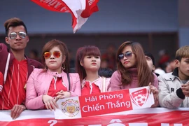 Fan nữ xinh đẹp "hâm nóng" trận Hải Phòng-Hoàng Anh Gia Lai
