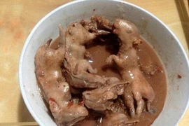 Bà mẹ người Trung Quốc ép con gái ăn sáng bằng thịt chuột hầm